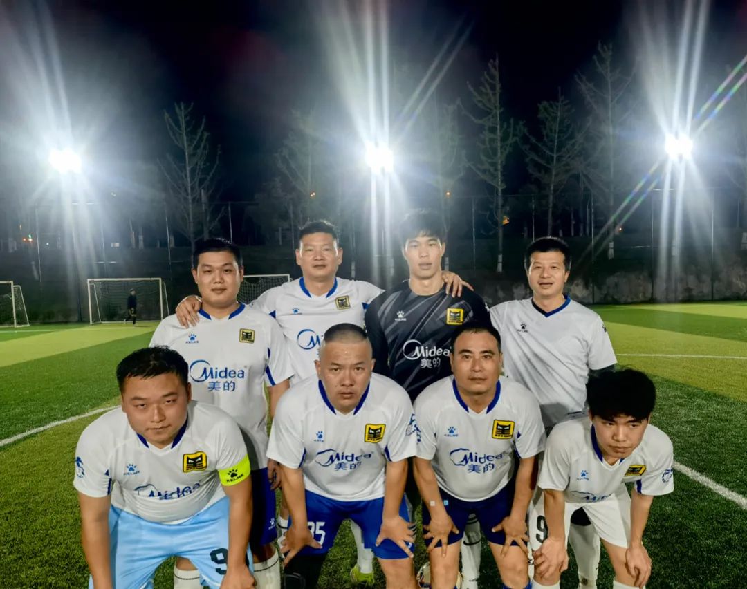 HB火博集团足球队合影.jpg